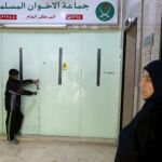 Un niño junto a la sede clausurada de los Hermanos Musulmanes en Amman