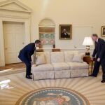 Obama mueve un sofá del Despacho Oval ayudado por el gobernador de Vermont Jim Douglas