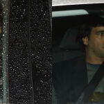 Mario Conde (izda.) y su hijo (dcha.) salen anoche de su vivienda de Madrid junto a la Guardia Civil, tras finalizar el registro