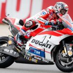 Andrea Dovizioso en su Ducati durante el Gran Premio de Assen.