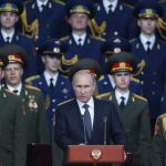 El presidente ruso, Vladimir Putin (centro), ofrece un discurso durante la inauguración del foro militar "Armada-2015"en el parque de las Fuerzas Armadas rusas en Moscú