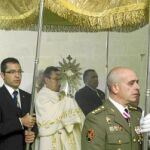 Autoridades civiles y militares portan el palio bajo el que procesionó el Corpus en el interior del Monasterio de las Huelgas de Burgos