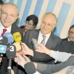 El presidente de La Caixa Isidro Fainé, junto al director general de la entidad, Joan María Nin, antes de la Junta de Accionistas de Criteria de ayer