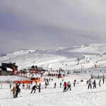 Esquiadores en las instalaciones salmantinas de La Covatilla