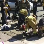 Varios sanitarios atienden a los heridos