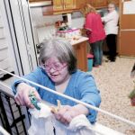 Juli tiende la ropa en casa mientras sus hermanas preparan la comida en Montilla del Palancar