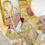 El cardenal Rouco y el cardenal Cañizares, anoche, durante la procesión con antorchas hasta la Catedral Primada de la capital manchega