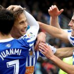 El centrocampista de la Real Sociedad, Sergio Canales celebra con sus compañeros su gol ante el Levante.
