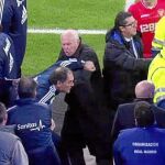Silvino Louro, preparador de porteros del cuerpo técnico de Mourinho, se revuelve y arremete en dirección a los integrantes del banquillo sevillista