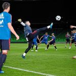 Un rondo en el entrenamiento de ayer de España. Kepa intenta golpear el balón