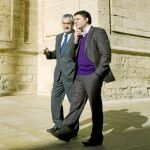 El vicesecretario general del PSOE-A, Rafael Velasco, pasea junto al presidente andaluz y líder de su partido, José Antonio Griñán