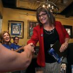 Christine Hallquist, primera candidata transgénero a una Gobernación en EE.UU., saluda a sus partidarios en Burlington, Vermont / Foto: Ap