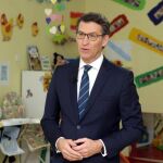 El presidente de la Xunta de Galicia, Alberto Núñez Feijóo, durante la grabación del mensaje de fin de año, en un colegio de La Coruña.