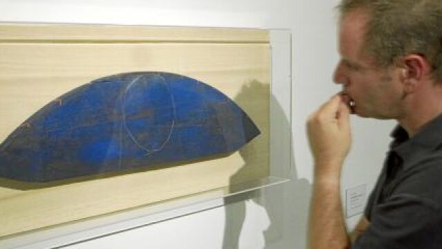 «Madera pintada y rascada» es la obra pincipal de la muestra
