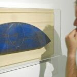 «Madera pintada y rascada» es la obra pincipal de la muestra