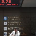 Agentes de Bolsa realizan su trabajo en el parqué de Atenas en Grecia