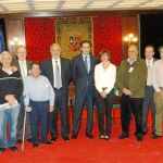 El alcalde de Móstoles, Esteban Parro, junto a representantes de los colectivos de discapacitados