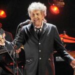 Dylan se muestra reacio a mostrarse en público e, incluso, en el escenario se parapeta detrás del micrófono para evitar que tomen una imagen de él con claridad