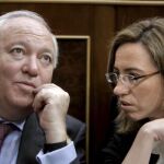 Los ministros de Asuntos Exteriores, Miguel Angel Moratinos, y de Defensa, Carme Chacón