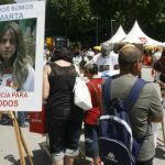 Recogida de firmas en la Feria del Libro de Madrid por la muerte de Marta del Castillo (13/06/09)