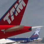 Fotografía de archivo del 22 de junio de 2012 de dos aviones pertenecientes a las aerolíneas Tam y Lan, tras la fusión y creación de Latam