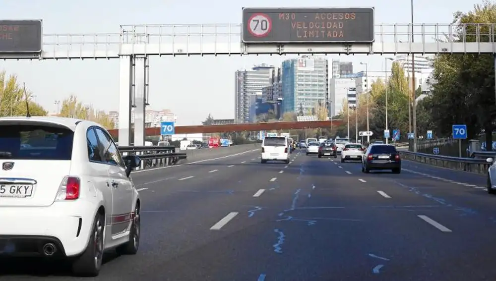 Los carteles luminosos de la M-30 informaban ayer de la prohibición de circular a más de 70 kilómetros por hora en la M-30