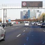Los carteles luminosos de la M-30 informaban ayer de la prohibición de circular a más de 70 kilómetros por hora en la M-30