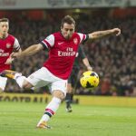 Santi Cazorla y, detrás, Mesut Özil