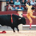 Instante en el que Javier Valverde es volteado por el sexto toro de Agustina López Flores