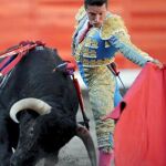 Diego Urdiales en un natural al segundo de la tarde ayer en Bilbao