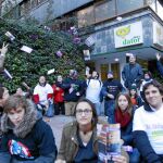 Activistas provida protestan por la aplicación del aborto ante la puerta de la clínica Dator de Madrid.