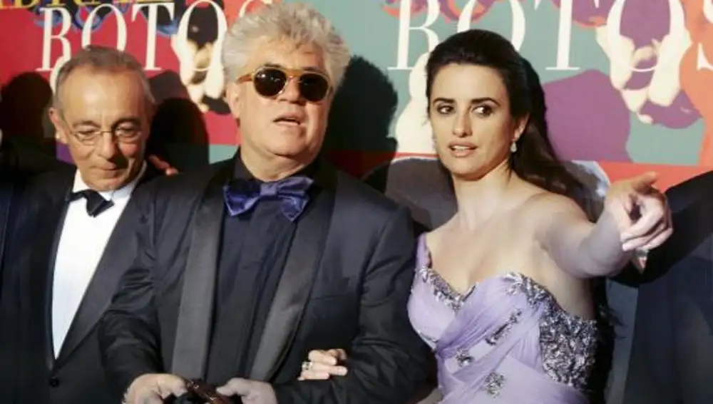 Penélope Cruz, acompañada del director de cine Pedro Almodovar y del actor José Luis Gómez (i) tras la proyección de la película "Los abrazos rotos"en la sección oficial del 62 festival de cine de Cannes (19/5/09)