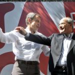 El presidente del Gobierno, José Luis Rodríguez Zapatero, saluda junto al presidente de la Generalitat, José Montilla