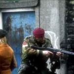 Un soldado durante los incidentes
