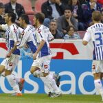 El delantero del Deportivo Iván Sánchez-Rico Soto 'Riki' (i) es felicitado por sus compañeros tras el gol conseguido ante el Levante,