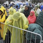 Refugiados hacen cola bajo la lluvia para registrarse en un centro cerca de Presevo, al sur de Serbia.