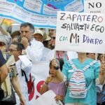 Los profesionales, muchos ataviados con bata blanca, protagonizaron una ruidosa pitada frente a Sanidad
