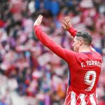 Fernando Torres celebra con su afición el gol que marcó el pasado domingo al Levante