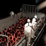Un grupo de inmigrantes es rescatado por miembros del Aquarius / Reuters