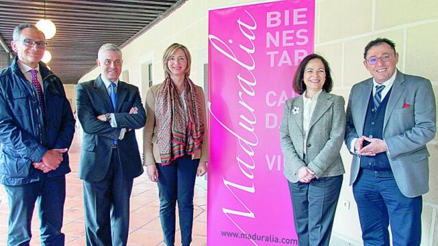 La consejera de Familia e Igualdad de Oportunidades, Alicia García, el teniente alcalde de Presidencia, Interior y Administración Local, Rubén Serrano, y el delegado Territorial, Francisco José Sánchez Gómez; junto a Matilde Pelegrí y Santiago Palacio