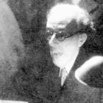 Julián Besteiro radia las razones de la rebelión contra Negrín. A su derecha, el coronel Casado