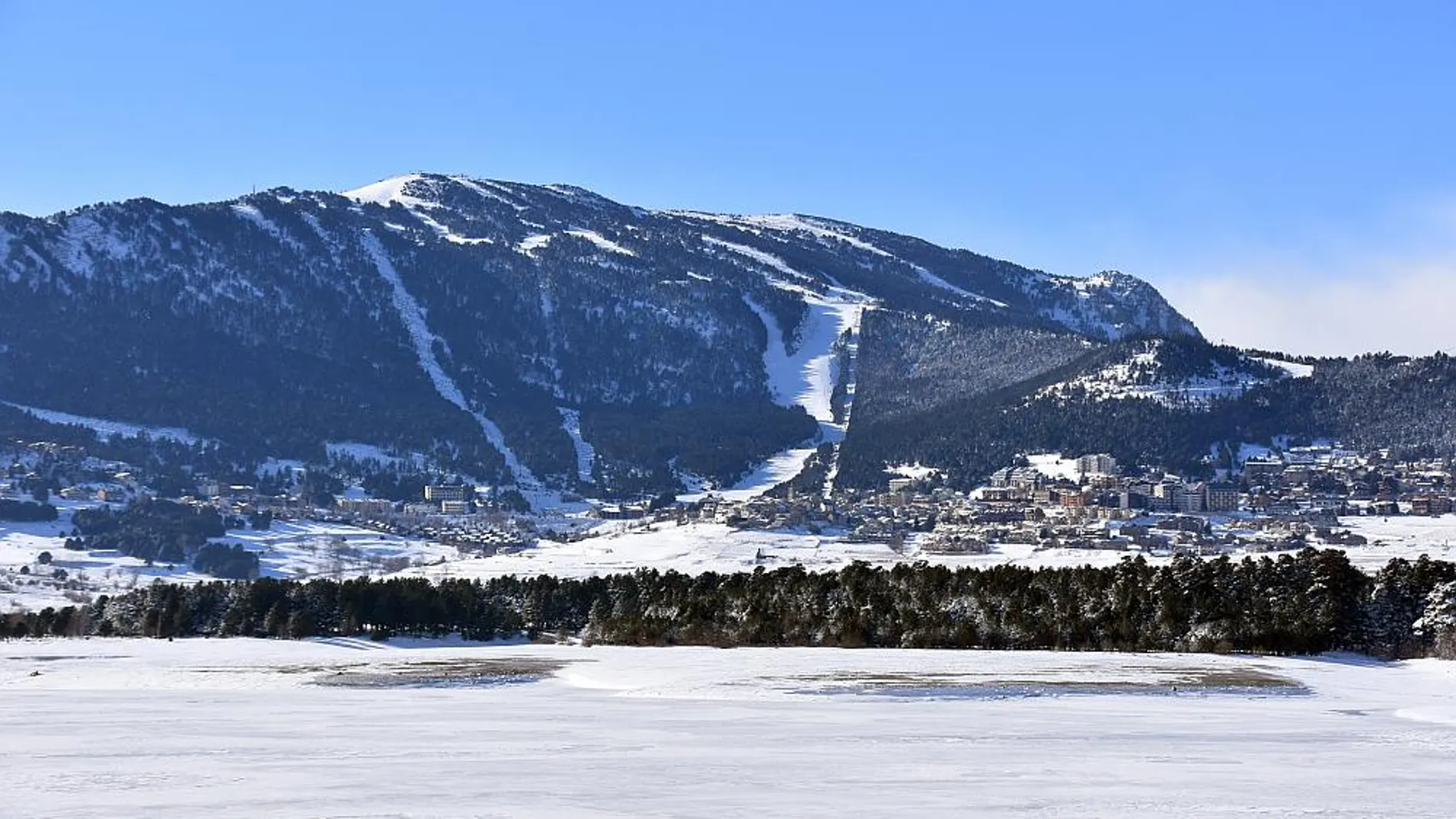 La estación pueblo de Les Angles vista desde el Lago Matemale