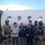 Efrain Antonio Campo Flores (segundo por la izquierda) y Franqui Francisco Flores de Freitas, en una imagen del 12 de noviembre de 2015, cuando fueron arrestados en Puerto Príncipe, Haití
