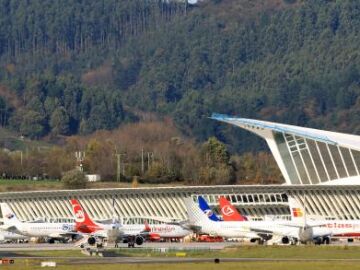 Aspecto del aeropuerto de Bilbao hoy