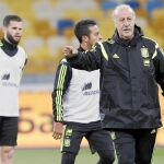 Del Bosque da instrucciones a sus jugadores, con Nacho y Thiago detrás, durante el entrenamiento de ayer