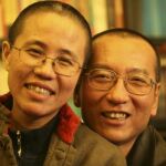 La poetisa Liu Xia, junto a a su marido
