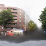 Servicios de emergencia acuden al lugar donde se ha producido un incendio en una carpintería en Hamburgo (Alemania).