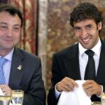 El capitán del Real Madrid Raúl González y el vicealcalde de Madrid, Manuel Cobo