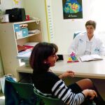 Una trabajadora solicitando la baja laboral en la consulta médica