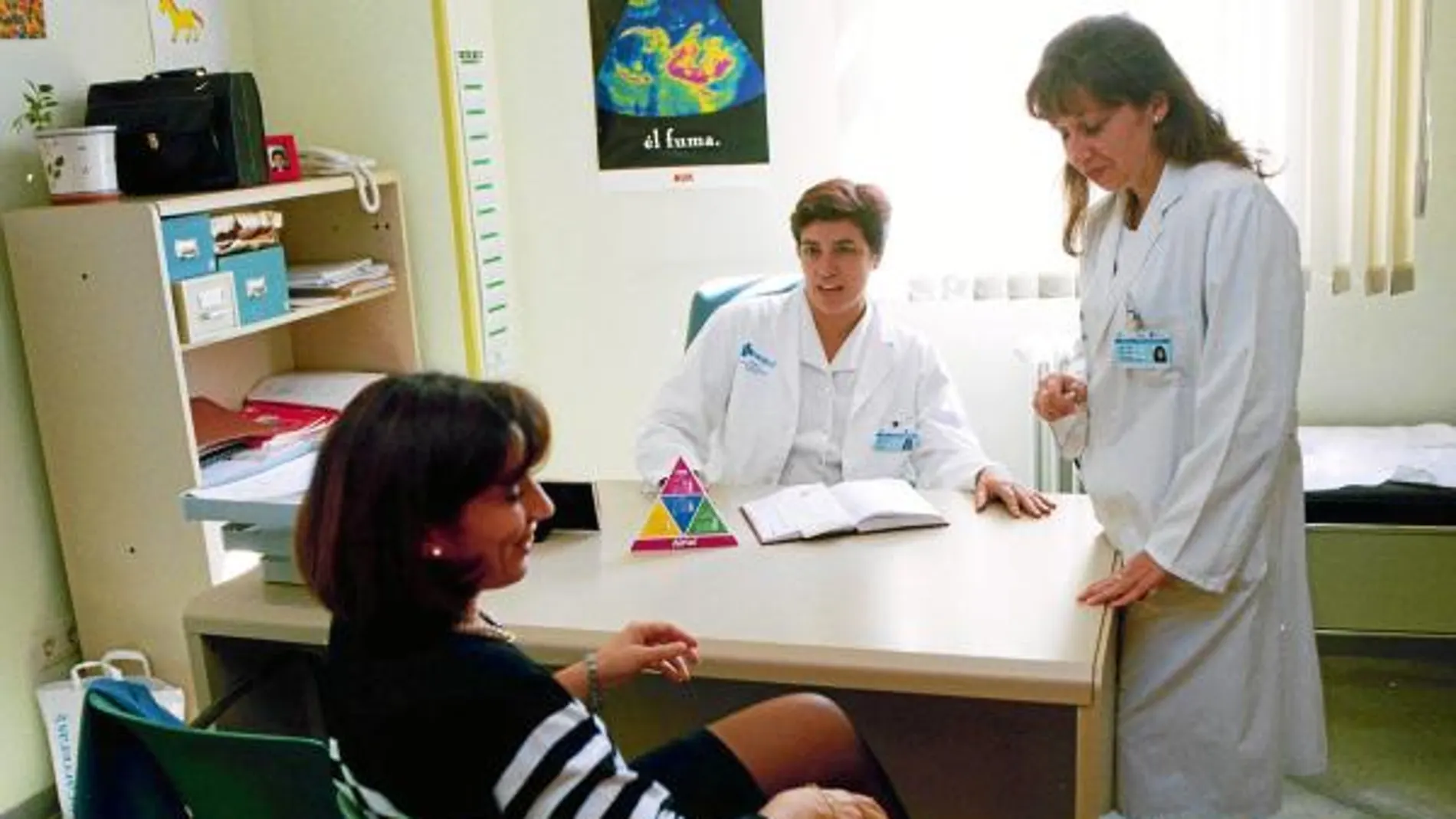 Una trabajadora solicitando la baja laboral en la consulta médica